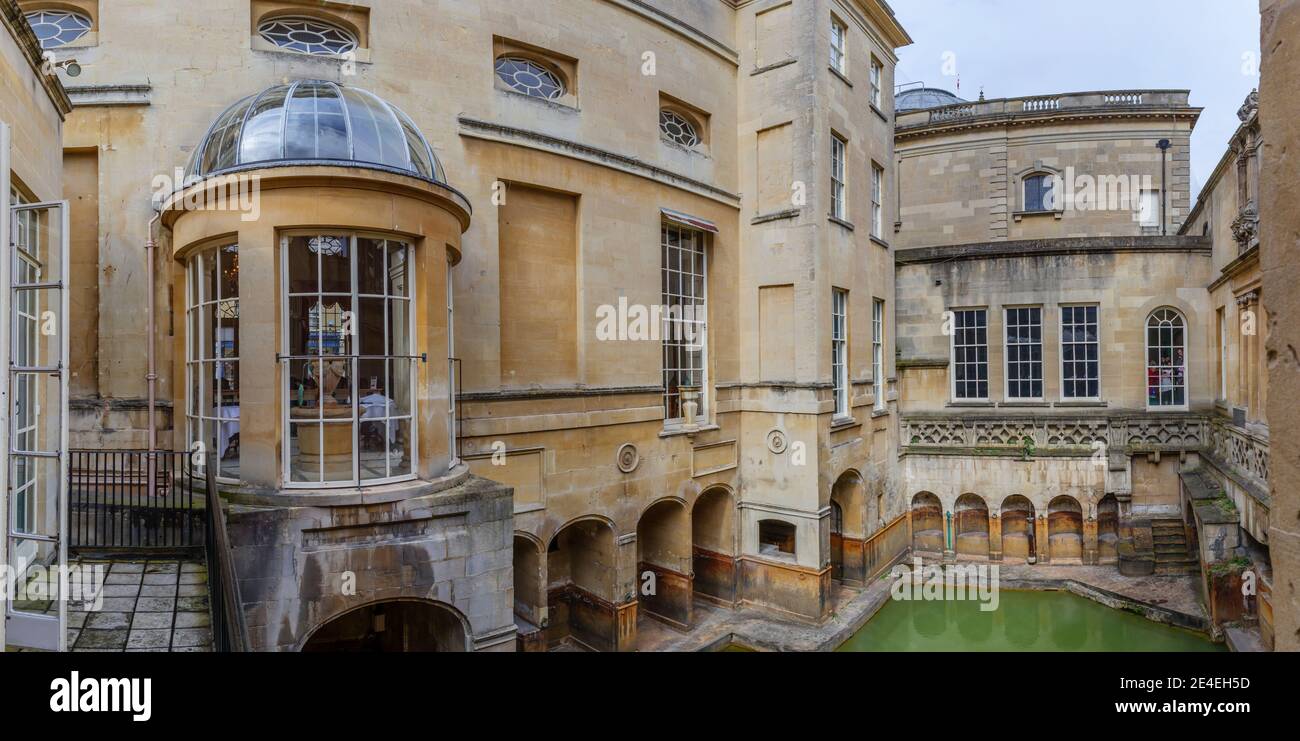 La fenêtre incurvée de Pump Room et la piscine sacrée au musée des thermes romains, une attraction touristique majeure dans la ville de Bath, Somerset, dans le sud-ouest de l'Angleterre Banque D'Images
