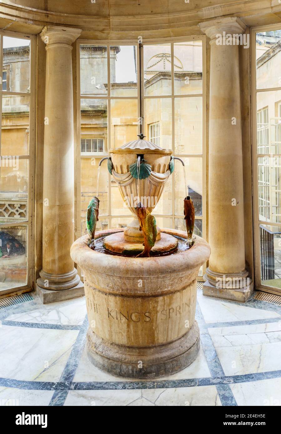 La fontaine du Printemps du Roi à la Grand Pump Room et aux bains romains, une attraction touristique de la ville de Bath, Somerset, au sud-ouest de l'Angleterre Banque D'Images