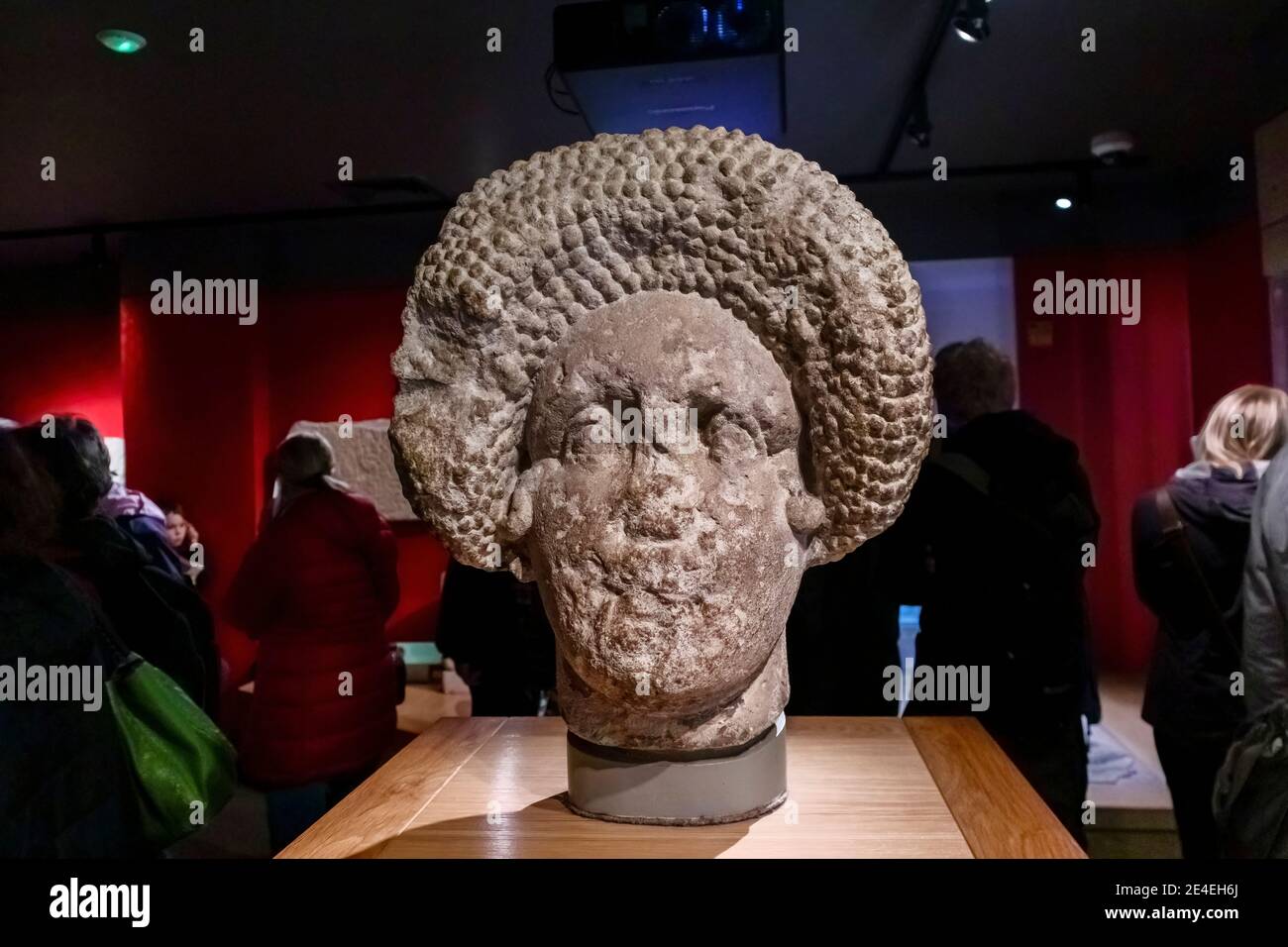 La tête en pierre sculptée d'une femme romaine, une exposition dans le musée des thermes romains, une attraction touristique dans la ville de Bath, Somerset, au sud-ouest de l'Angleterre Banque D'Images