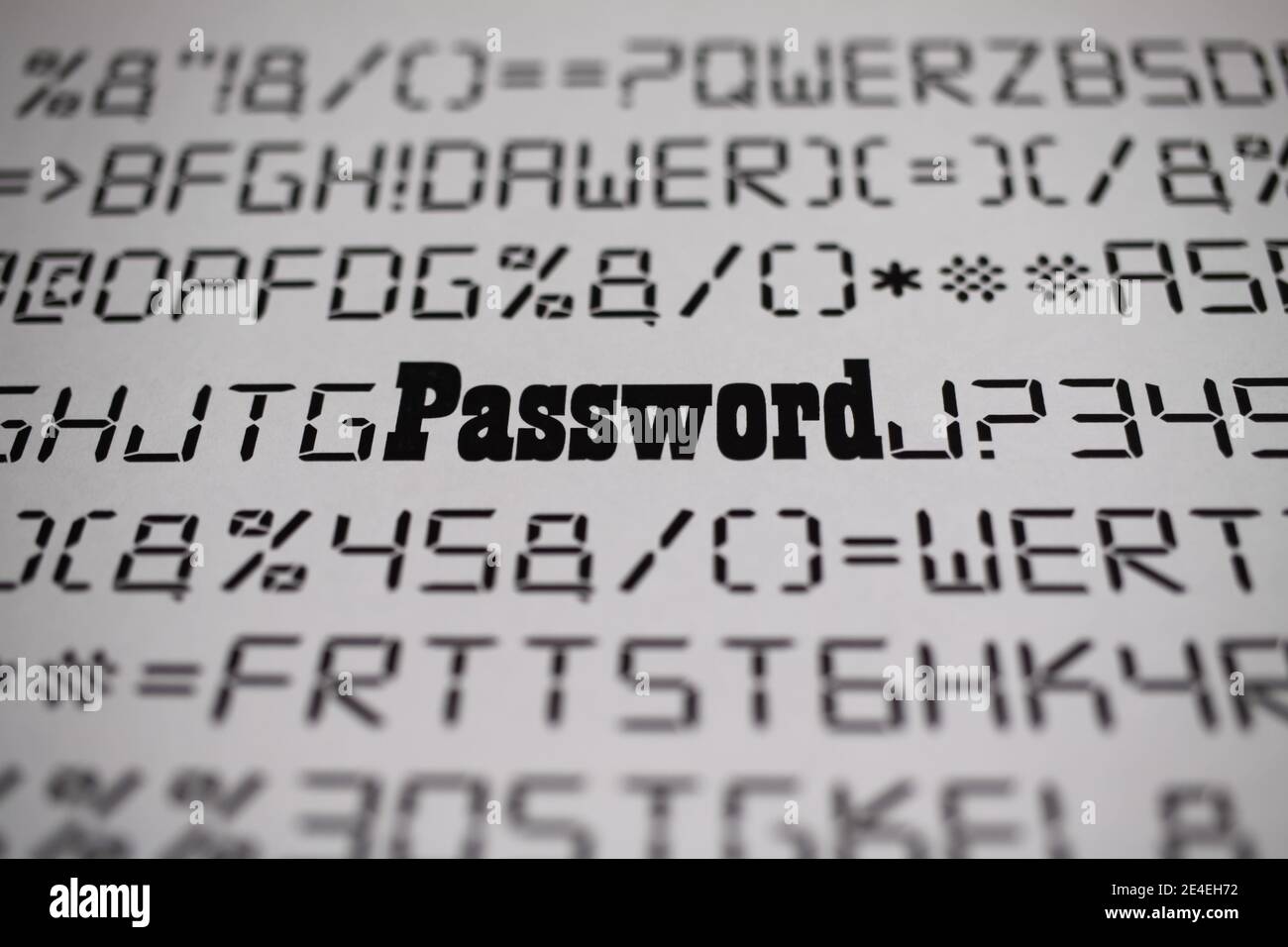 Gros plan de lettres fictives et de caractères spéciaux avec mot de passe flou, fond blanc - complexe de changement de mot de passe concept Banque D'Images