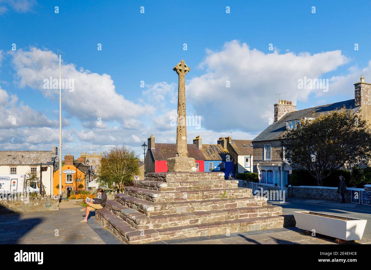 Le mémorial de guerre de Cross Square, au centre de St Davids, une petite ville cathédrale de Pembrokeshire, au sud-ouest du pays de Galles Banque D'Images