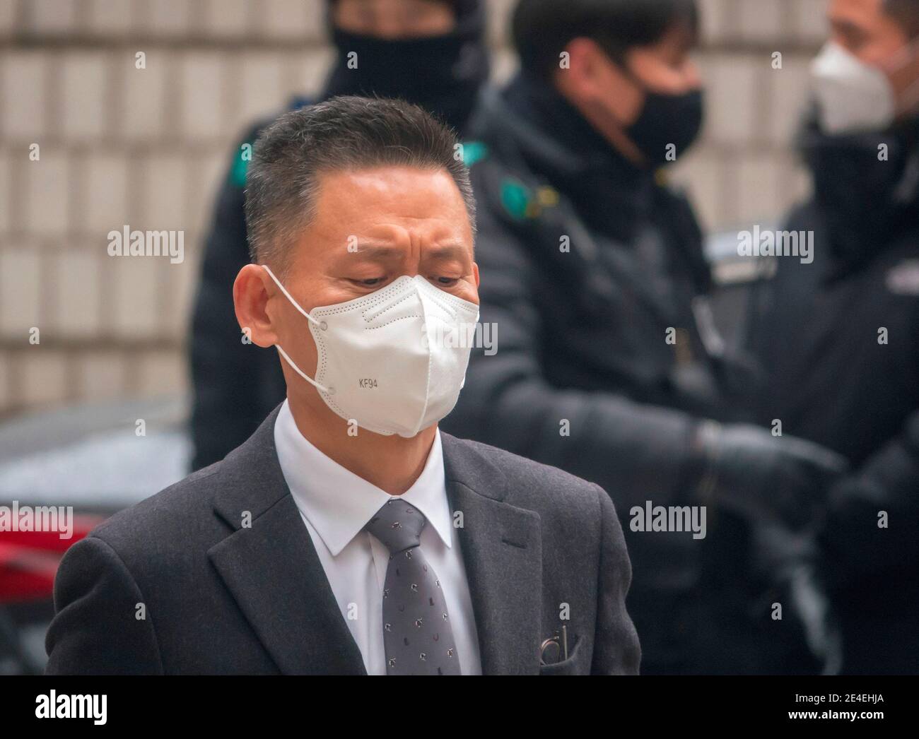 Séoul, Corée du Sud. 18 janvier 2021. Hwang Sung-Soo, ancien cadre supérieur de Samsung Electronics, Arrive à la haute Cour de Séoul pour assister à un procès pour corruption impliquant l'ancien président sud-coréen Park Geun-hye.le vice-président de Samsung Lee Jae-Yong a été placé en détention après avoir été condamné par le tribunal à deux ans et six mois de prison. Lee avait été accusé d'avoir soudoyé l'ancien président Park pour l'aider à hériter du contrôle de Samsung. CHOI Gee-Sung avait été inculpé en tant que complices de Lee et condamné à deux ans et six mois de prison. (Image de crédit : © Jae Banque D'Images