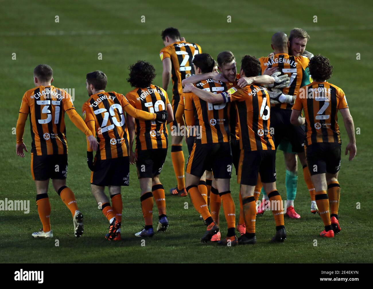 Josh Magennis de Hull City (troisième à droite) célèbre le quatrième but de son équipe avec Billy Chadwick, Dan Crowley, George Honeyman, Alfie Jones, Richard Smallwood, gardien de but George long et Lewis Coyle lors du match de la Sky Bet League One à Fratton Park, Portsmouth. Date de la photo: Samedi 23 janvier 2021. Banque D'Images