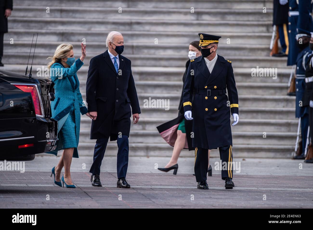 Washington, États-Unis d'Amérique. 20 janvier 2021. Le président américain Joe Biden Jr. Et la première dame Dr. Jill Biden sont escortés par le major général de l'armée Omar J. Jones IV, commandant général de la Force opérationnelle interarmées de la région de la capitale nationale, pour la cérémonie de passage en revue lors de la 59e cérémonie d'inauguration présidentielle au Capitole des États-Unis le 20 janvier 2021 à Washington, Crédit documentaire : Planetpix/Alamy Live News Banque D'Images