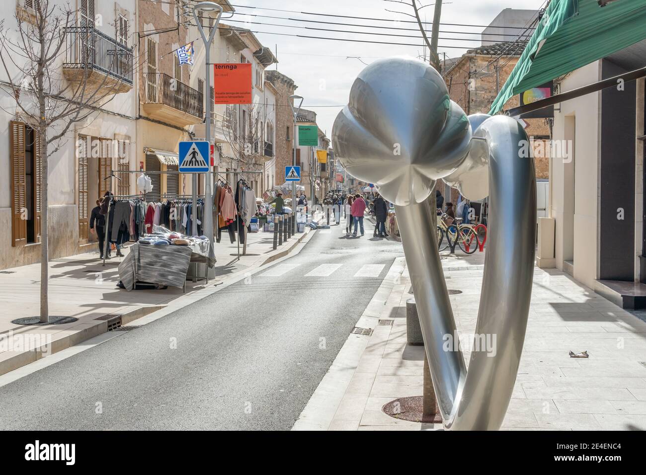 Campos, Espagne; janvier 23 2021: vue générale du marché hebdomadaire de la rue dans la ville de Campos. Mesures sanitaires par Covid-19, distance de sécurité et fac Banque D'Images