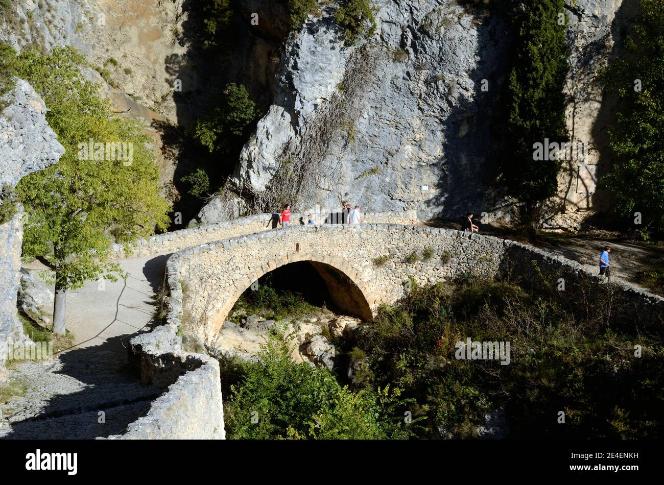 Vieux pont de pierre ou pont de Humpback menant à la chapelle de Beauvoir Moustiers ou Moustiers-Sainte-Provence Alpes-de-haute-Provence Provence Provence France Banque D'Images