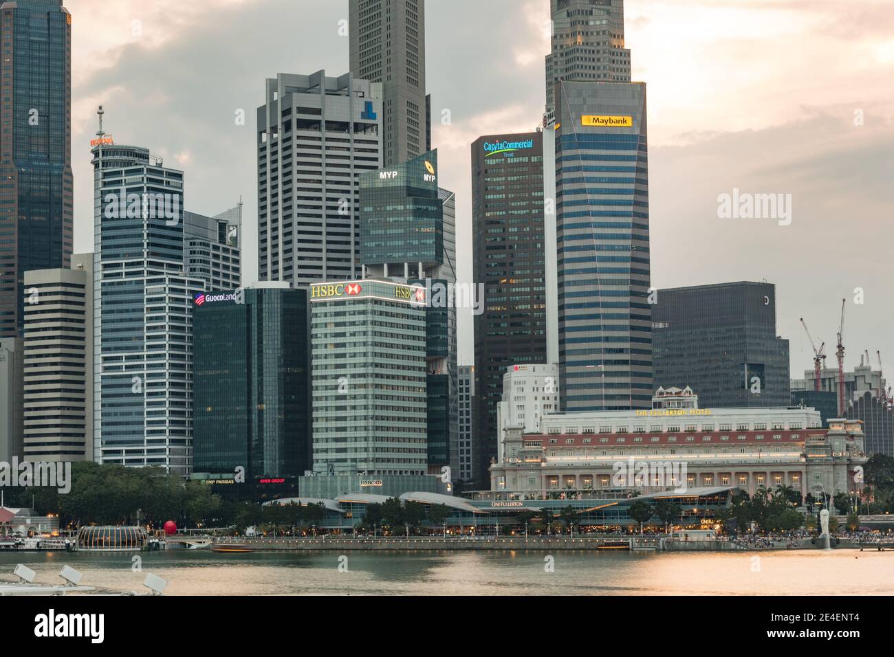 Tours de bureaux en hauteur du quartier central des affaires et des finances de Singapour. Une des villes les plus modernes au monde. Banque D'Images