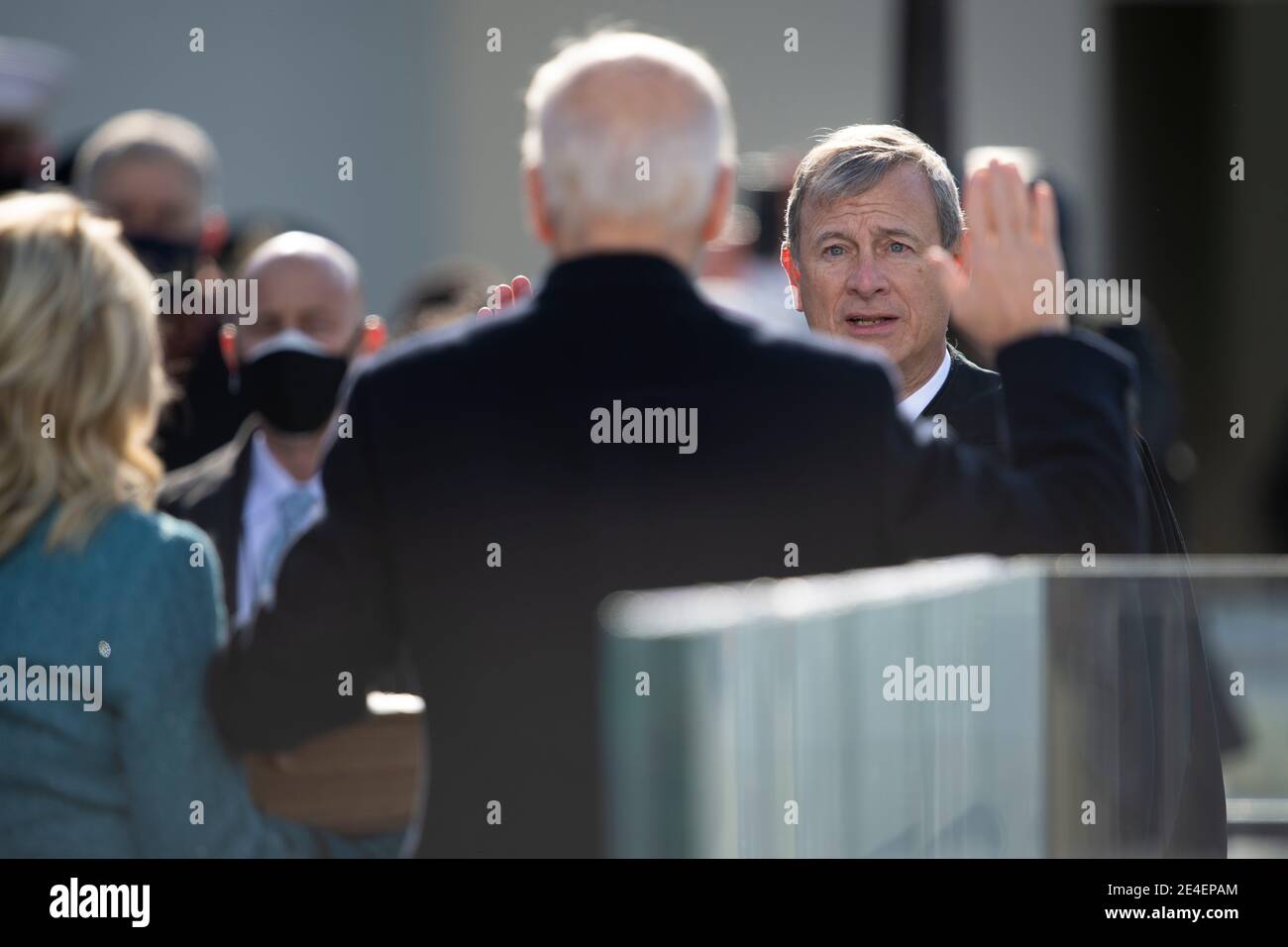 Washington, États-Unis d'Amérique. 20 janvier 2021. Le juge en chef de la Cour suprême des États-Unis John G. Roberts Jr. Administre le serment d'office du président Joe Biden lors de la 59e cérémonie d'inauguration présidentielle au Front ouest du Capitole des États-Unis le 20 janvier 2021 à Washington, DC crédit: Planetpix/Alay Live News Banque D'Images