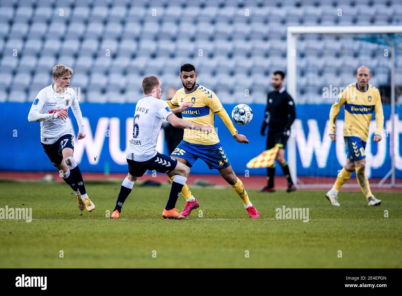 Aarhus, Danemark. 23 janvier 2021. Ais Slimane (25) de Broendby IF et Nicolai Poulsen (6) de l'AGF vu lors d'un match d'essai entre Aarhus GF et Broendby IF au parc Ceres d'Aarhus. (Crédit photo : Gonzales photo/Alamy Live News Banque D'Images