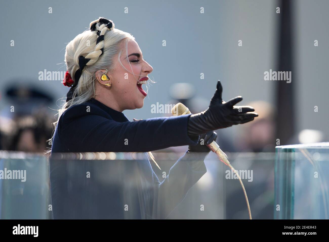 Washington, États-Unis d'Amérique. 20 janvier 2021. La superstar musicale Lady Gaga chante une interprétation de la bannière Star-Spangled lors de la 59e cérémonie d'inauguration présidentielle au front ouest du Capitole des États-Unis le 20 janvier 2021 à Washington, DC Credit: Planetpix/Alay Live News Banque D'Images