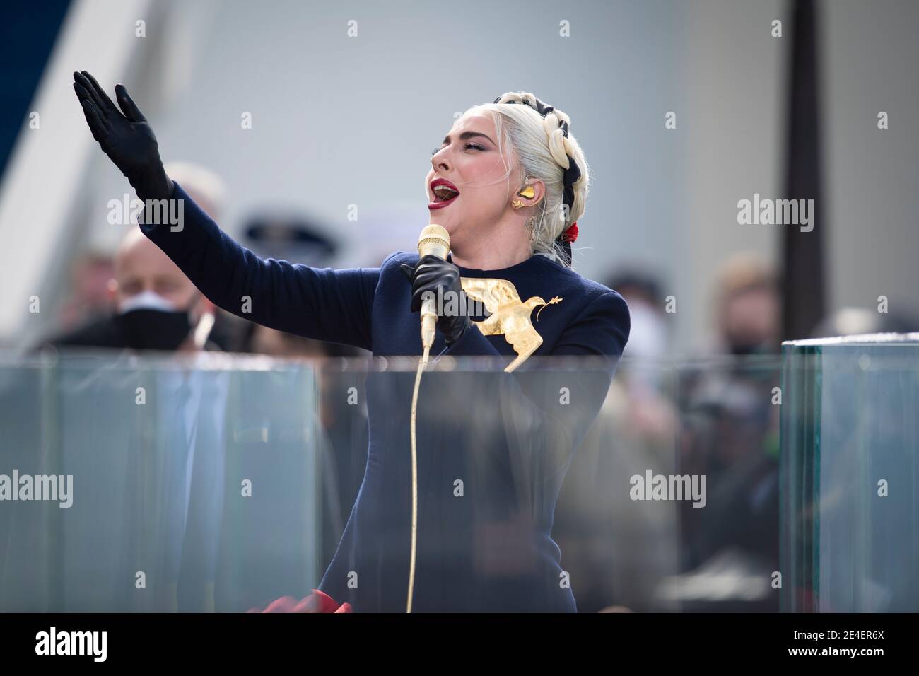 Washington, États-Unis d'Amérique. 20 janvier 2021. La superstar musicale Lady Gaga chante une interprétation de la bannière Star-Spangled lors de la 59e cérémonie d'inauguration présidentielle au front ouest du Capitole des États-Unis le 20 janvier 2021 à Washington, DC Credit: Planetpix/Alay Live News Banque D'Images