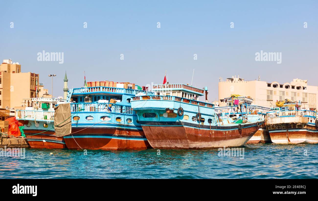 Dubaï, Émirats Arabes Unis - 31 janvier 2020 : bateaux de dhow traditionnels arabes sur le quai de Deira à Dubaï, Émirats arabes Unis Banque D'Images