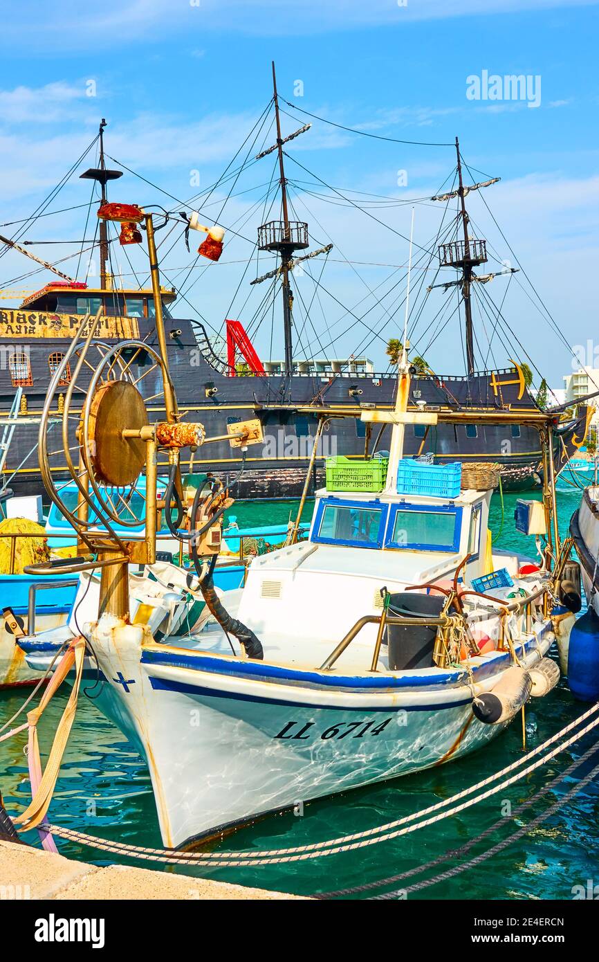 Aya Napa, Chypre - 24 janvier 2019 : bateaux de pêche et grand voilier touristique dans le port d'Ayia Napa Banque D'Images