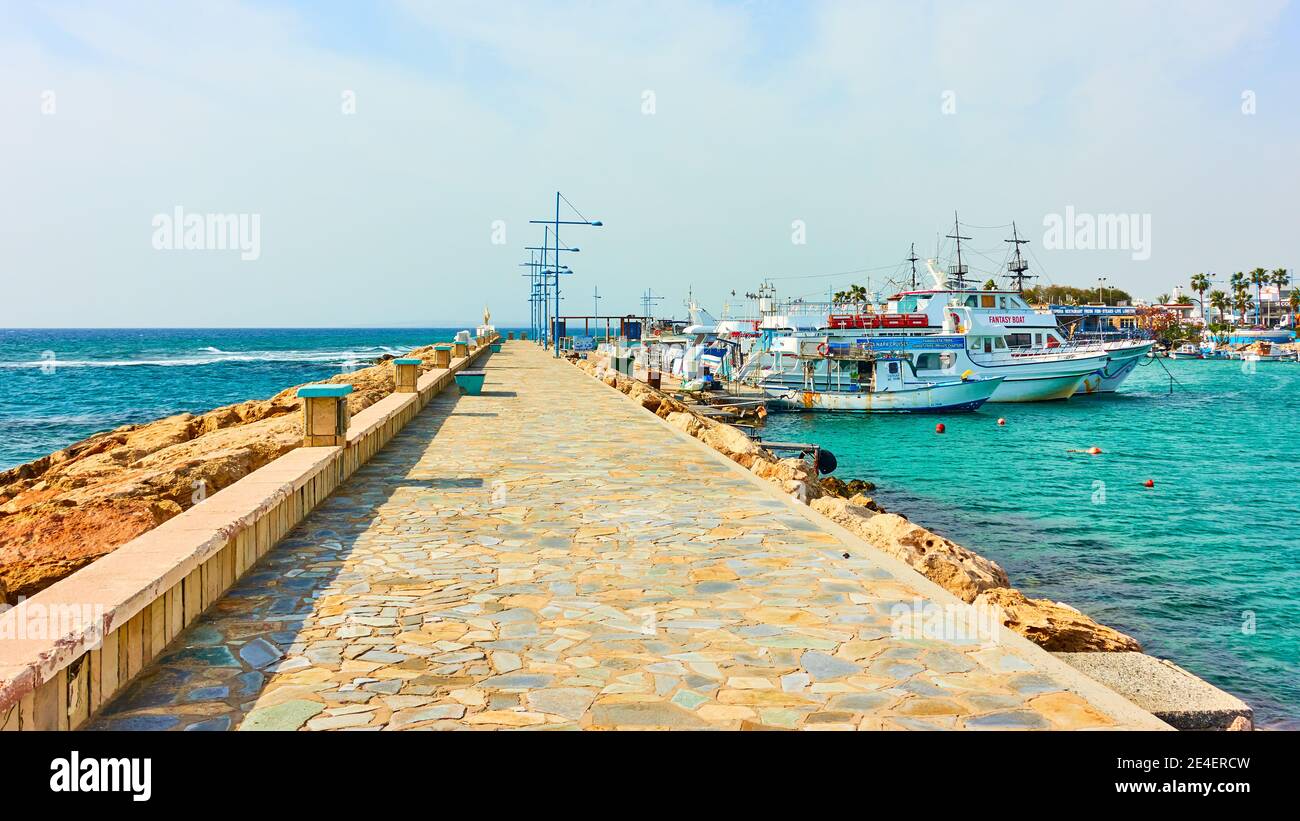 Aya Napa, Chypre - 24 janvier 2019 : long quai dans le port d'Ayia Napa (Agia Napa) Banque D'Images