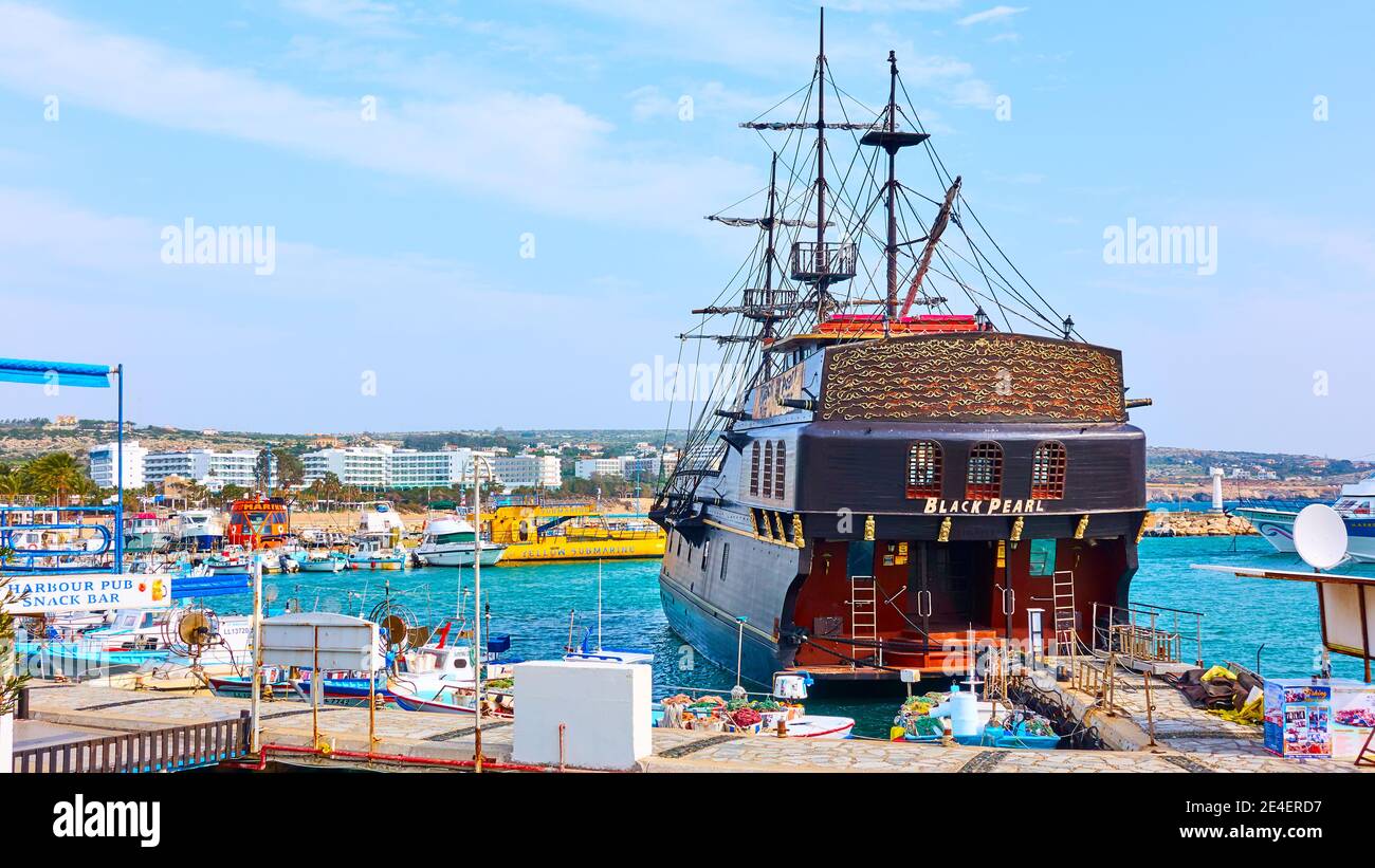 Aya Napa, Chypre - 24 janvier 2019 : grand voilier touristique dans le port d'Ayia Napa (Agia Napa) Banque D'Images