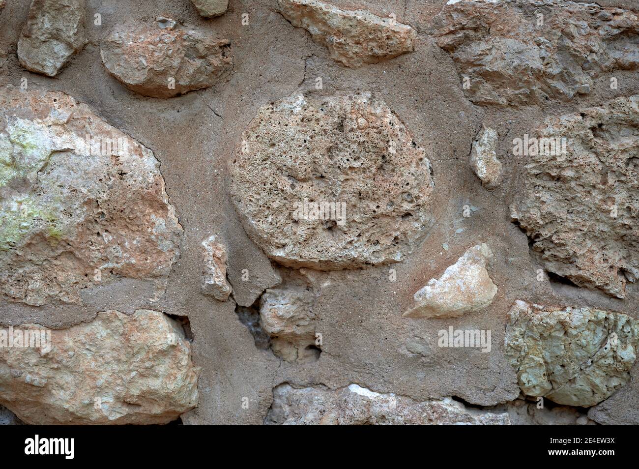 détail d'un morceau de vieux et détérioré mur formé avec des morceaux de pierres et de mortier. Banque D'Images