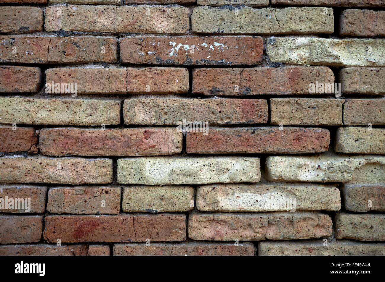 détail d'un morceau d'un vieux mur détérioré formé de briques et de mortier. Banque D'Images