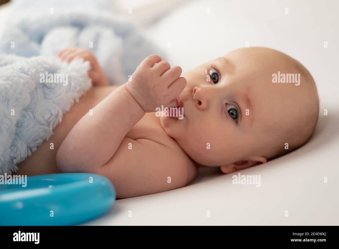 Bebe Suce Son Pouce Sur Fond Blanc Photo Stock Alamy