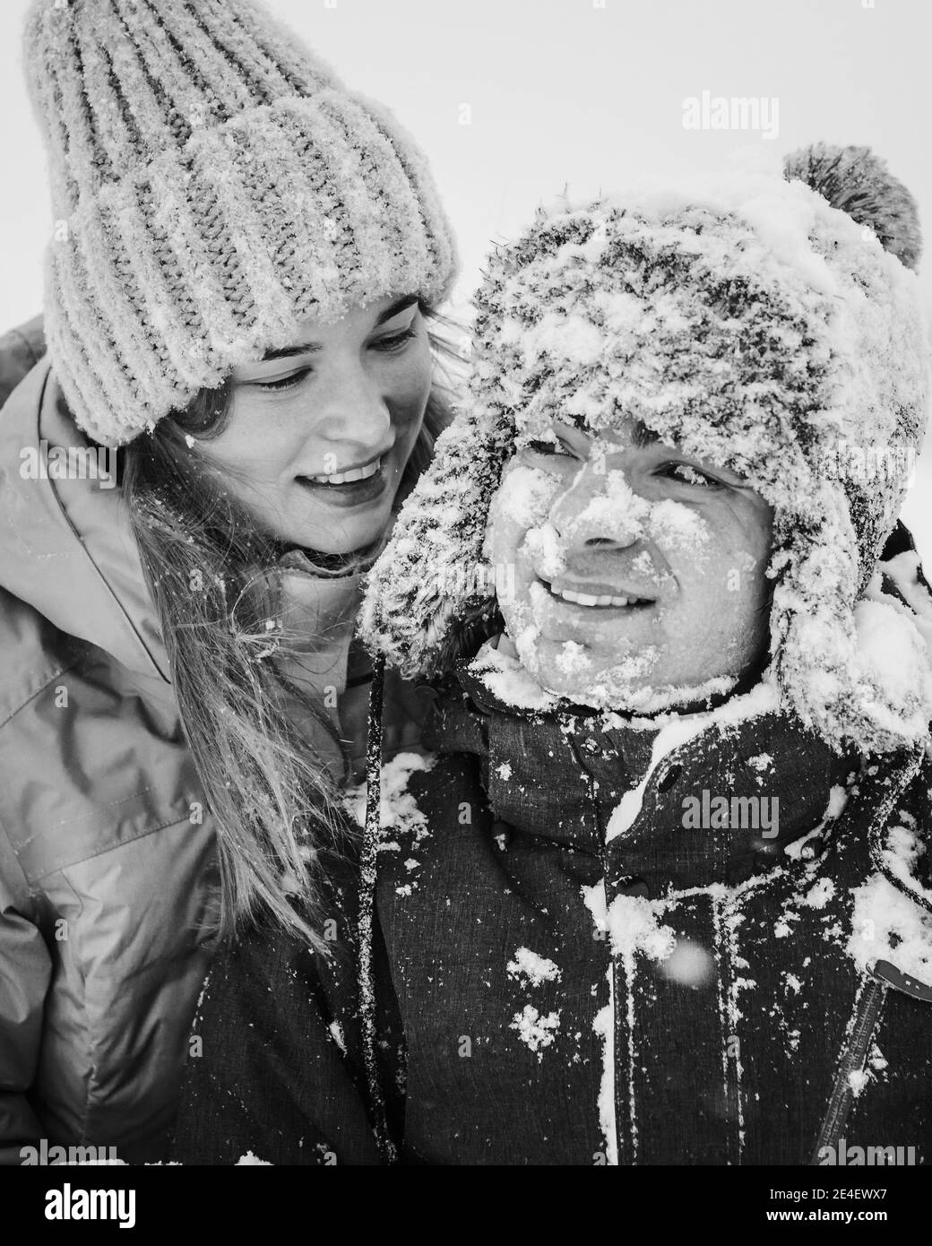 Portrait de couple souriant amoureux. Jeune couple heureux marchant en hiver Banque D'Images