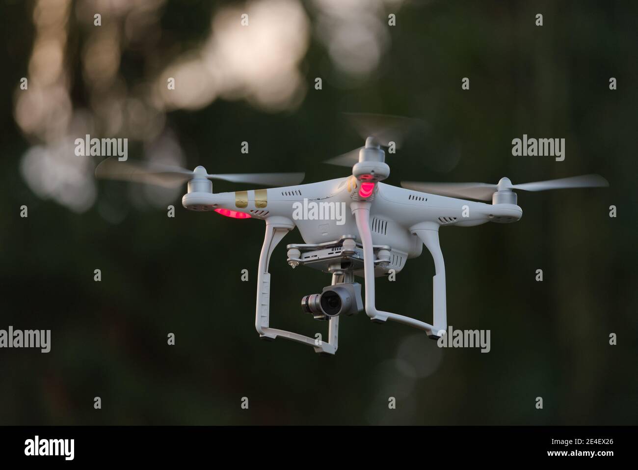 13 - les hélices tournent alors que ce drone quadcopter tourne avec la charge utile de la caméra. Capacité de visualisation en vol pour la première personne, avec utilisation de la vidéographie cinématographique. Banque D'Images