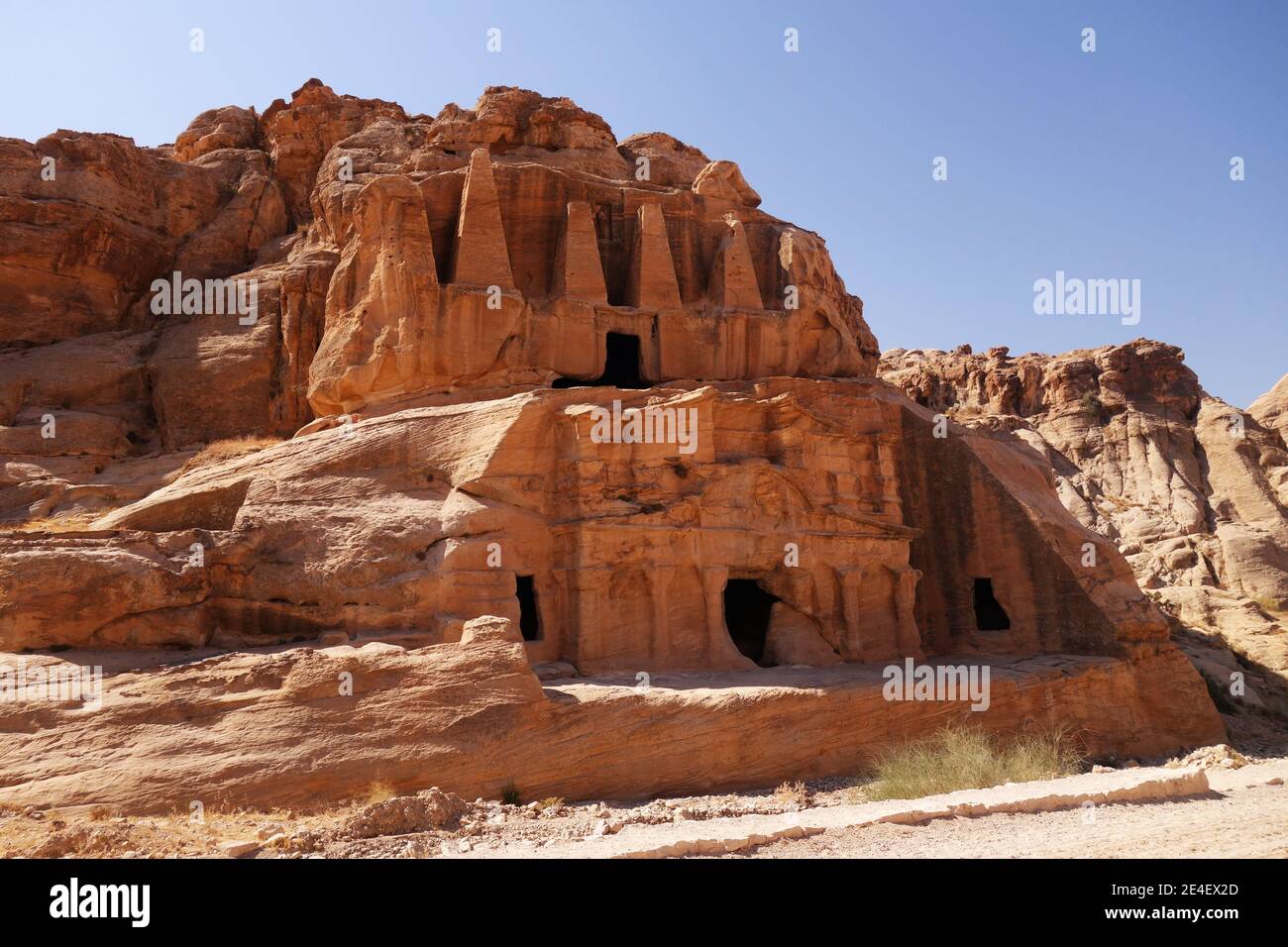 Des bâtiments étonnants ont été découpés dans les falaises de grès de la Jordanie désert Banque D'Images