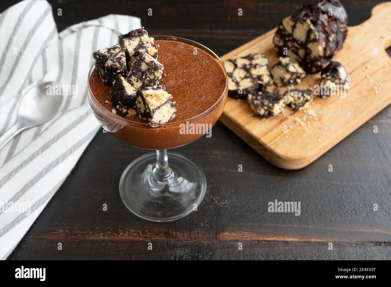 Mousse au chocolat portugaise avec salami au chocolat : mousse au chocolat recouverte de salami au chocolat et servie dans un verre coupé Banque D'Images