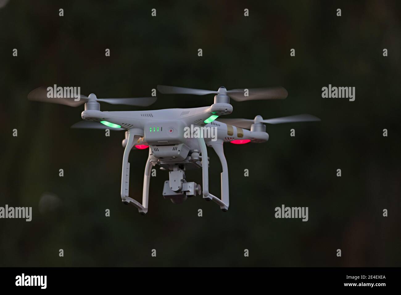 25 - vue arrière de la caméra professionnelle quadcopter drone stationnaire. En regardant par l'arrière, vous pouvez voir les voyants d'état de la batterie et l'orientation verte. Banque D'Images
