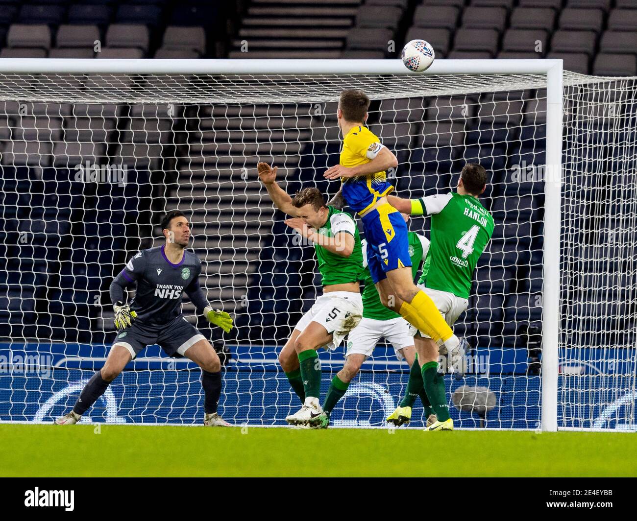 Stade Hampden Park, Glasgow, Écosse, Royaume-Uni. 23 janvier 2021 Jason Kerr de St Johnstone marque le but d'ouverture lors de la demi-finale de la coupe Betfred contre St Johnstone et Hibernian Credit: Alan Rennie/Alay Live News Banque D'Images
