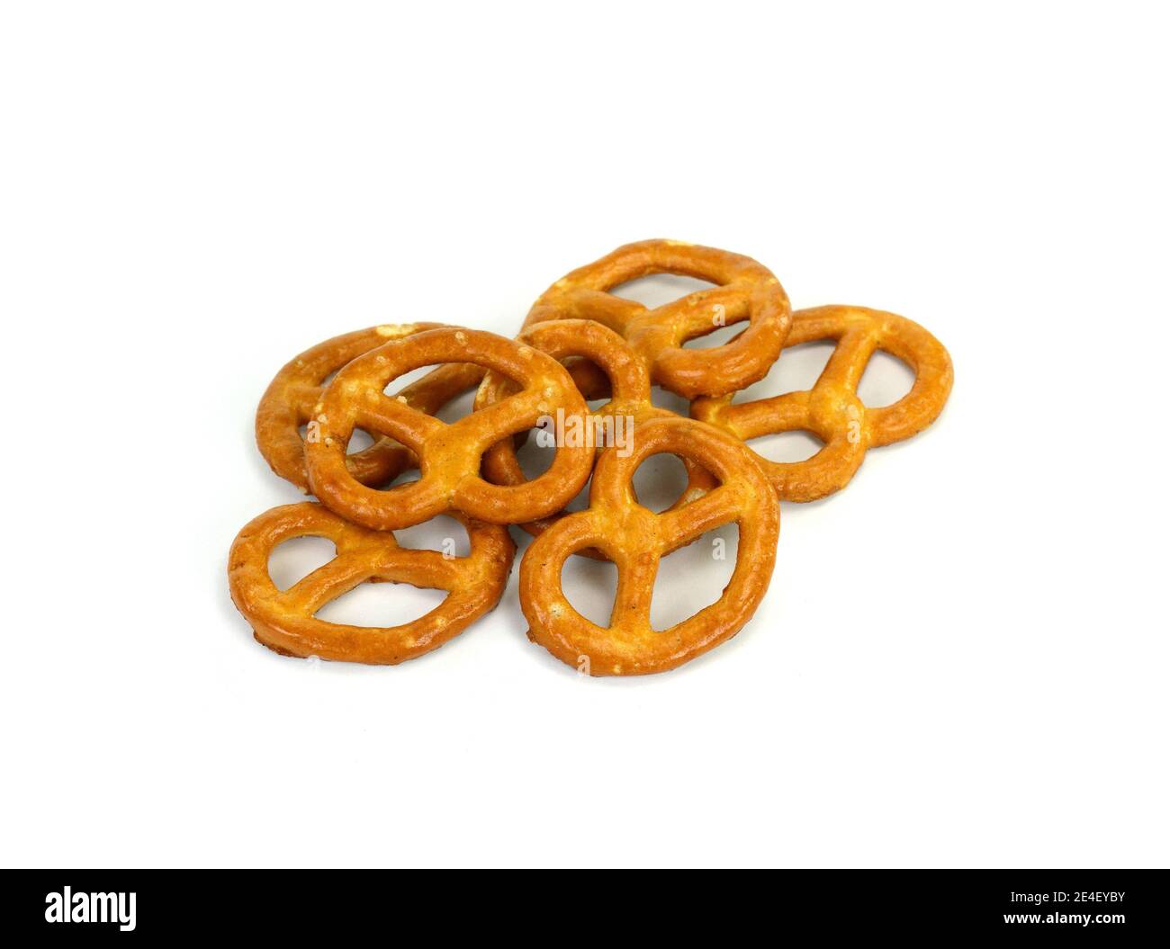 Le bretzel de craquelins salés se colle sur fond blanc. En-cas salés de fête fond. Quelques bretzels sur fond blanc. Banque D'Images