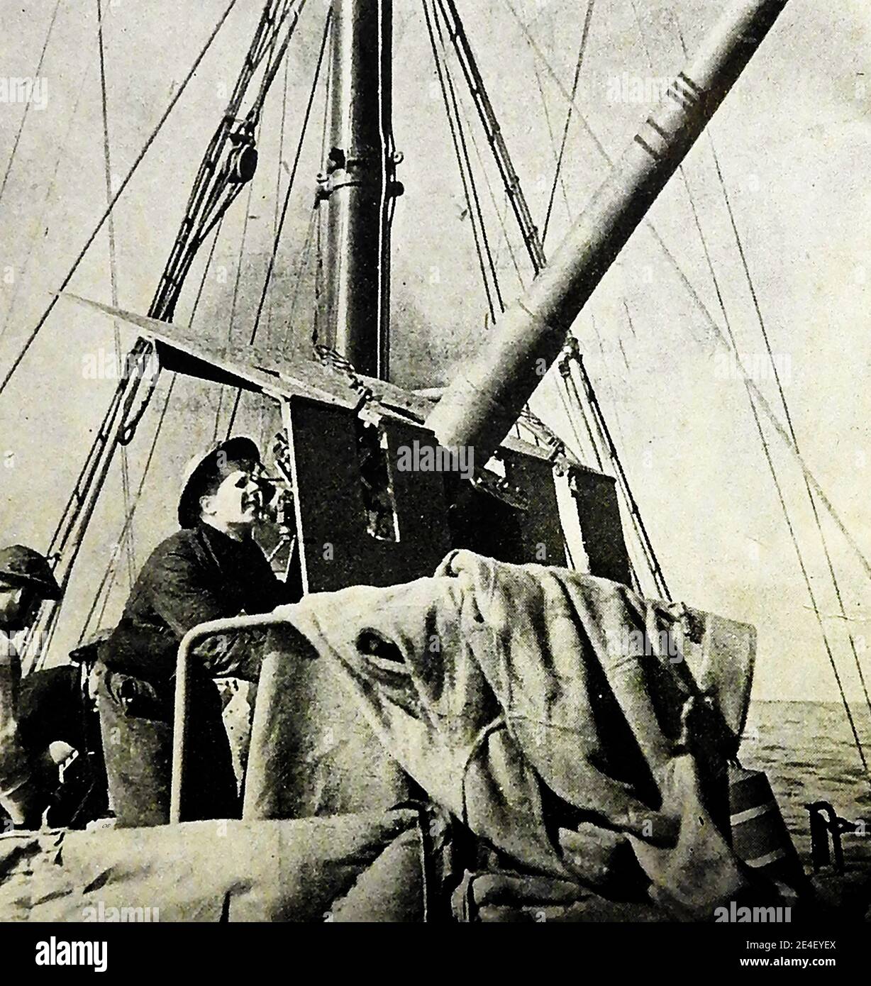 Une photographie imprimée de la Seconde Guerre mondiale montrant l'équipage  d'un balai de mine britannique. Leur tâche consistait à éliminer des mines  navales explosives, généralement à l'aide d'un navire spécialement conçu qui