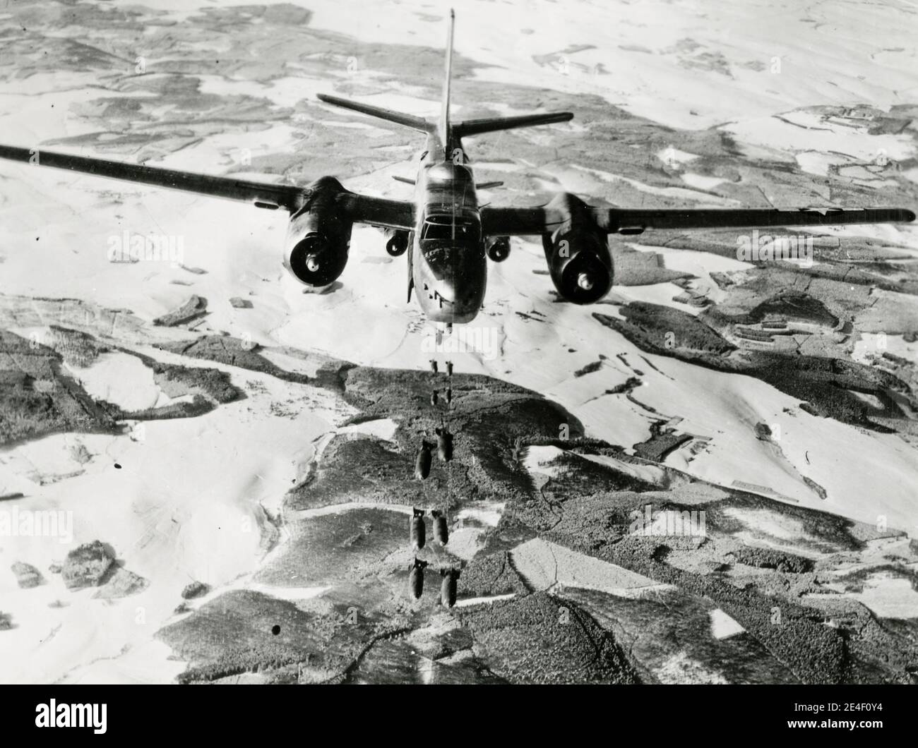 Photographie de la Seconde Guerre mondiale - photo militaire américaine officielle : bombardiers Invader Douglas a-26 déposant leurs munitions sur une voie ferrée, ligne Siegfried. Banque D'Images