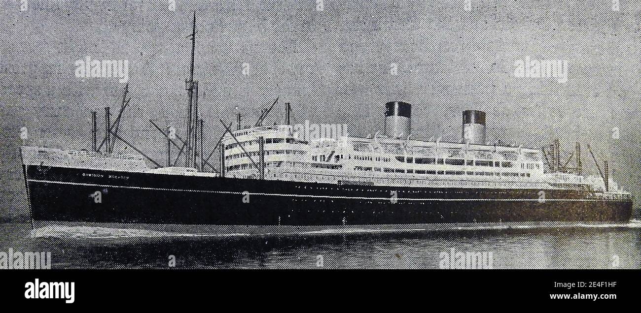 Une photo imprimée des années 1940 du « Dominion Monarch » (bateau à moteur à quatre vis) britannique, un navire de transport de passagers et de poste qui naviguait en Australie et en Nouvelle-Zélande. Elle était un passager britannique (air conditionné et réfrigéré) de cargaison de ligne. Son nom fait référence au Dominion de la Nouvelle-Zélande. Le navire réfrigéré record construit en Angleterre a plus tard servi de transporteur de troupes, plus tard encore comme un hôtel flottant. Lancée en 1938, elle a été construite par Swan Hunter et Wigham Richardson de Wallsend en tant que cour numéro 1547 pour la ligne Shaw, Savill & Albion. Elle a été mise au rebut au Japon. Banque D'Images