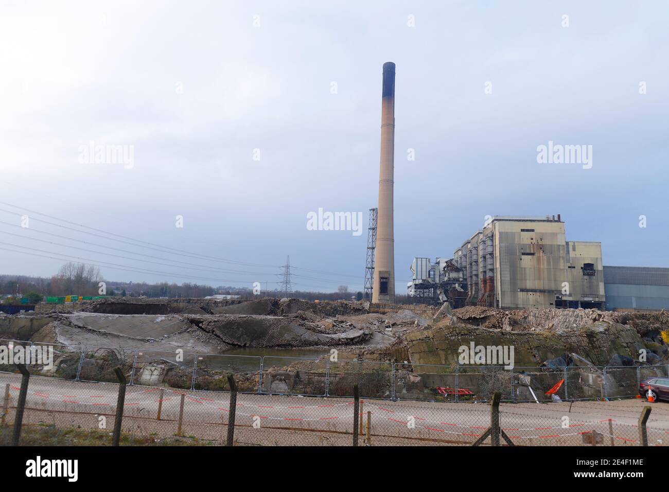 Les restes de la centrale électrique Ferrybridge C pendant la démolition est En cours depuis la fermeture de la station en mars 2016 Banque D'Images