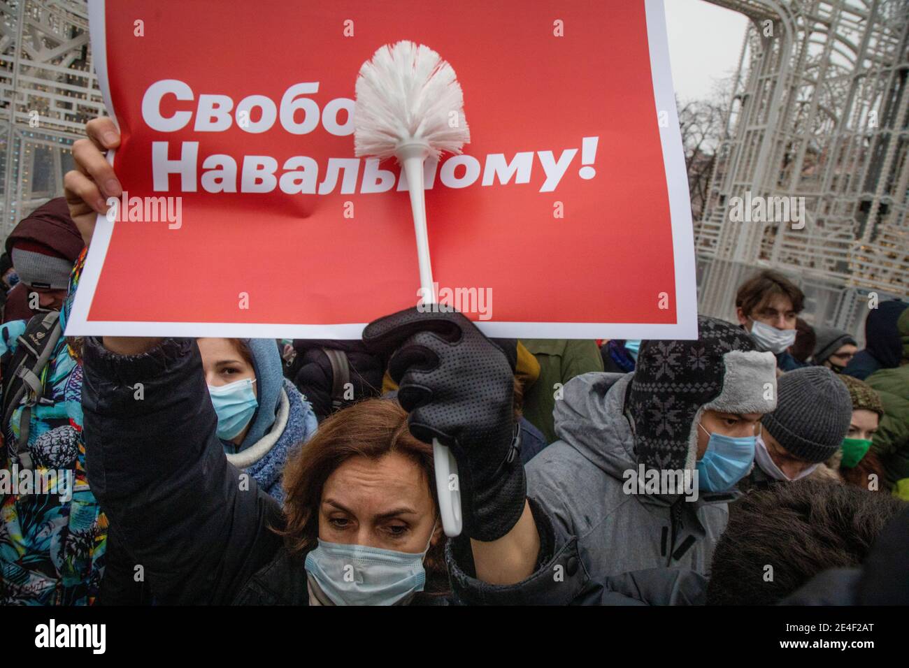 Moscou, Russie. Le 23 janvier, 2021 personnes participent à un rassemblement non autorisé en faveur du leader de l'opposition russe Alexei Navalny sur la place Pouchkinskaya, dans le centre de Moscou, en Russie. Certains manifestants portent des brosses de toilettes en référence à la brosse de toilettes de 62,000 roubles (823 $) montrée dans l'enquête vidéo de Navalny sur le prétendu palais du président Vladimir Poutine. La bannière indique « Freedom for Navalny » Banque D'Images