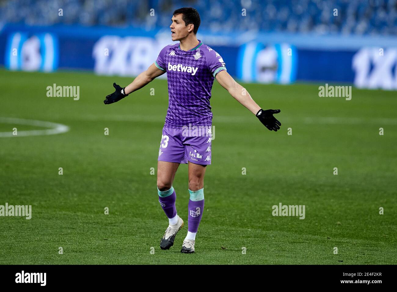 Saint-Sébastien, Espagne. 23 janvier 2021. Aissa Mandi de Real Betis Balompie réagit pendant le match de la Liga entre Real Sociedad CF et Real Betis Balompie joué à Reale Arena. Crédit : ion Alcoba/Capturasport/Alay Live News Banque D'Images