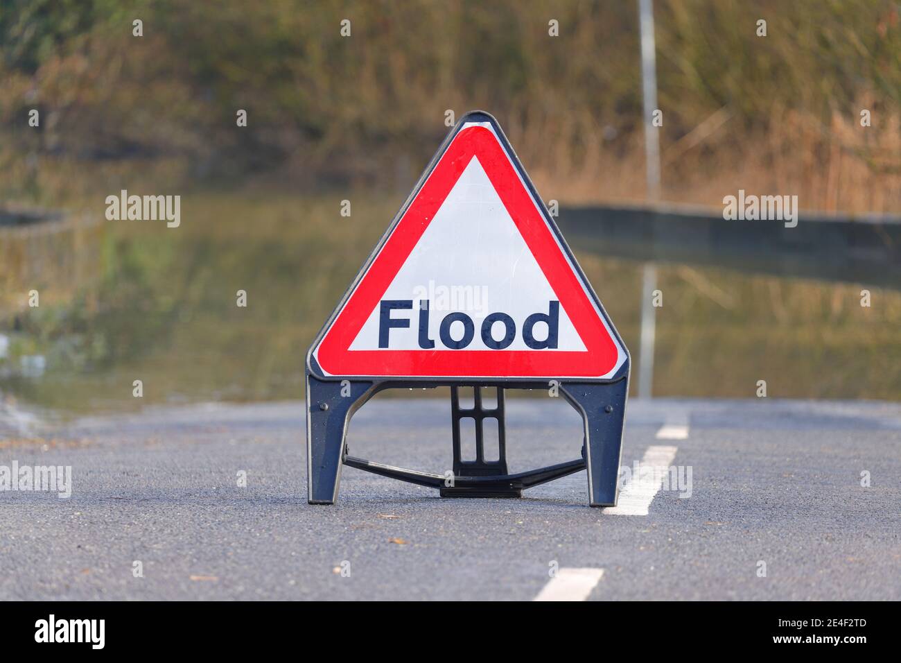 Un panneau d'avertissement d'inondation sur Ledston Mill Lane dans le West Yorkshire après que la tempête Christoph a brouté les inondations dans la région. Banque D'Images