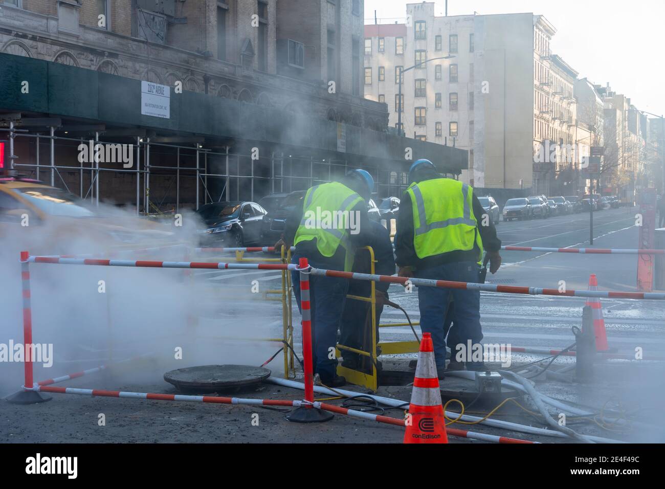 L'équipe de maintenance de con Edison travaille sur la deuxième Avenue 2020. Banque D'Images