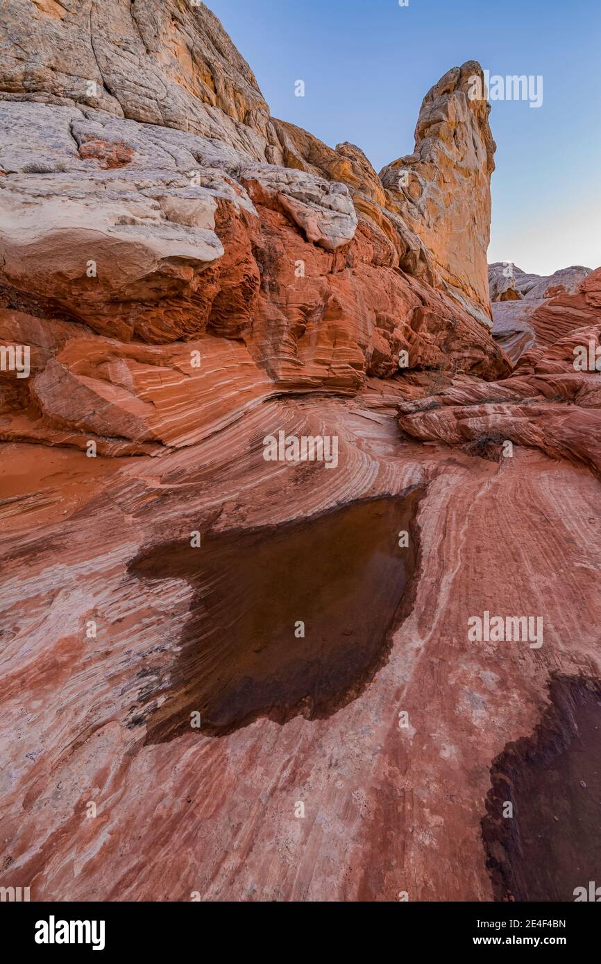 Sculptés et striés des formations de grès Navajo de White Pocket après le coucher du soleil, à l'heure bleue, monument national de Vermilion Cliffs, Arizona, États-Unis Banque D'Images