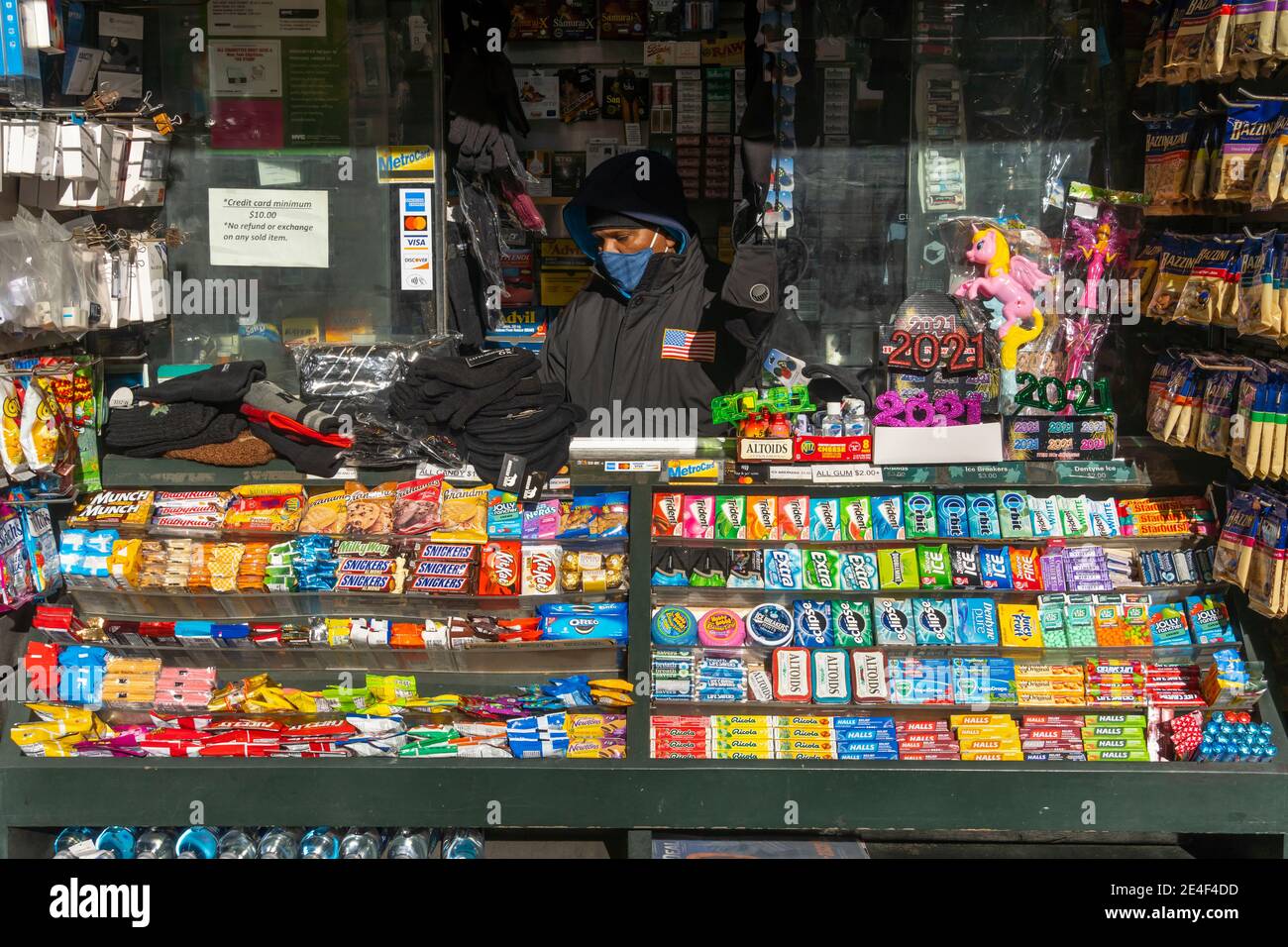 Kiosque News Stand sur la 42e rue pendant la saison des fêtes d'hiver, au milieu de la pandémie de COVID-19 à New York City NY USA le 27 2020 décembre. Banque D'Images