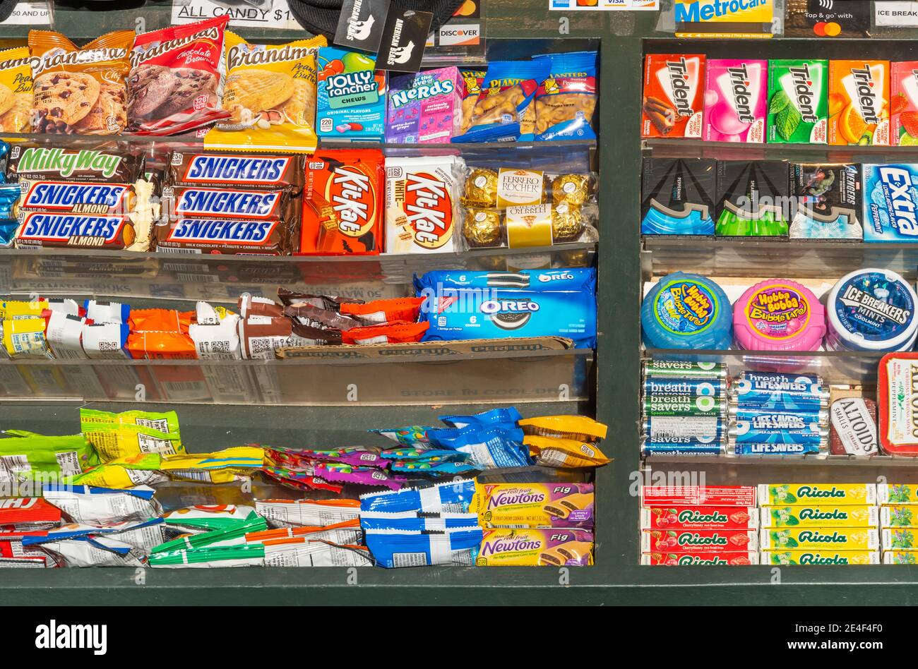 Kiosque News Stand sur la 42e rue pendant la saison des fêtes d'hiver, au milieu de la pandémie de COVID-19 à New York City NY USA le 27 2020 décembre. Banque D'Images