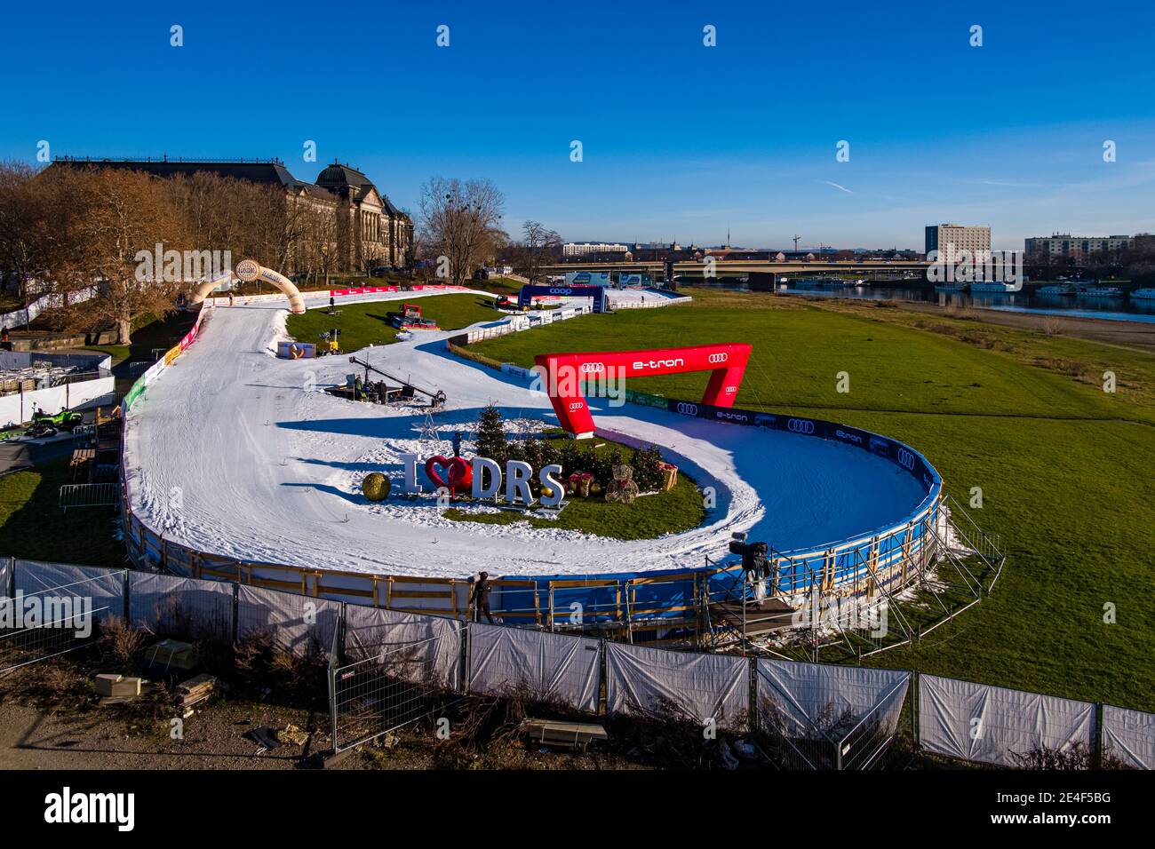 Préparation de la prochaine coupe du monde de ski de fond FIS sur les rives de l'Elbe. La course aura lieu à la 19e/20e de Decembe Banque D'Images