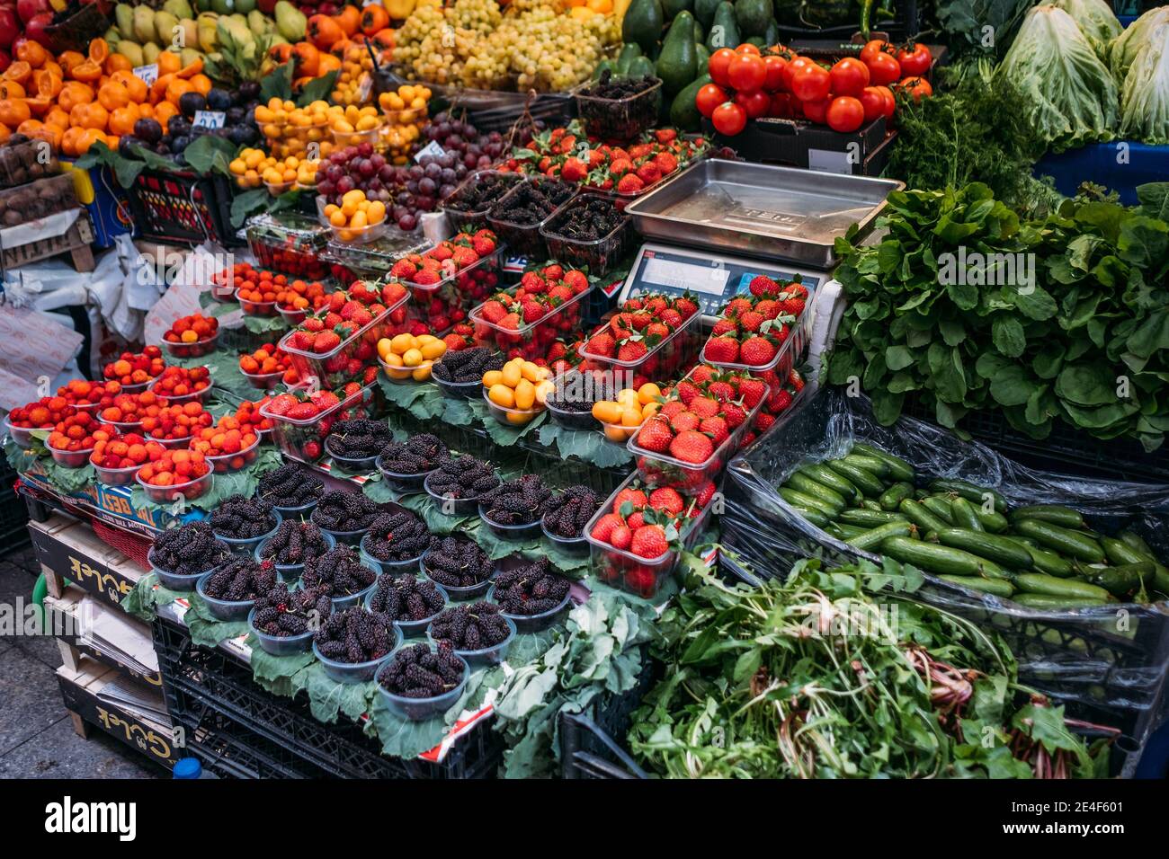 TURQUIE, ISTANBUL, 14 DÉCEMBRE 2018 : fruits et légumes frais au comptoir du marché à Istanbul Banque D'Images