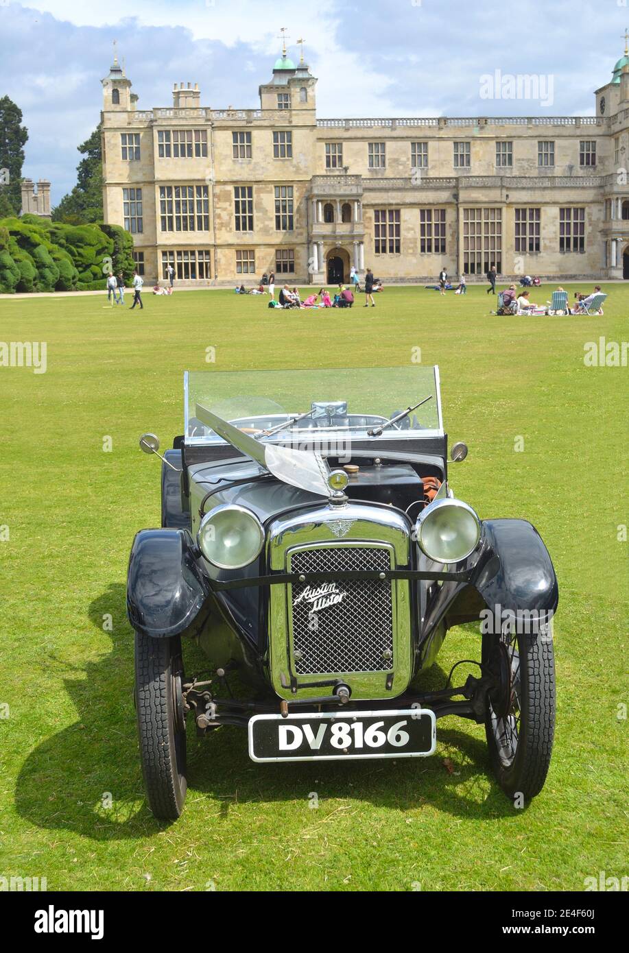 Voiture classique Austin Ulster en spectacle à la maison Audley End. Banque D'Images