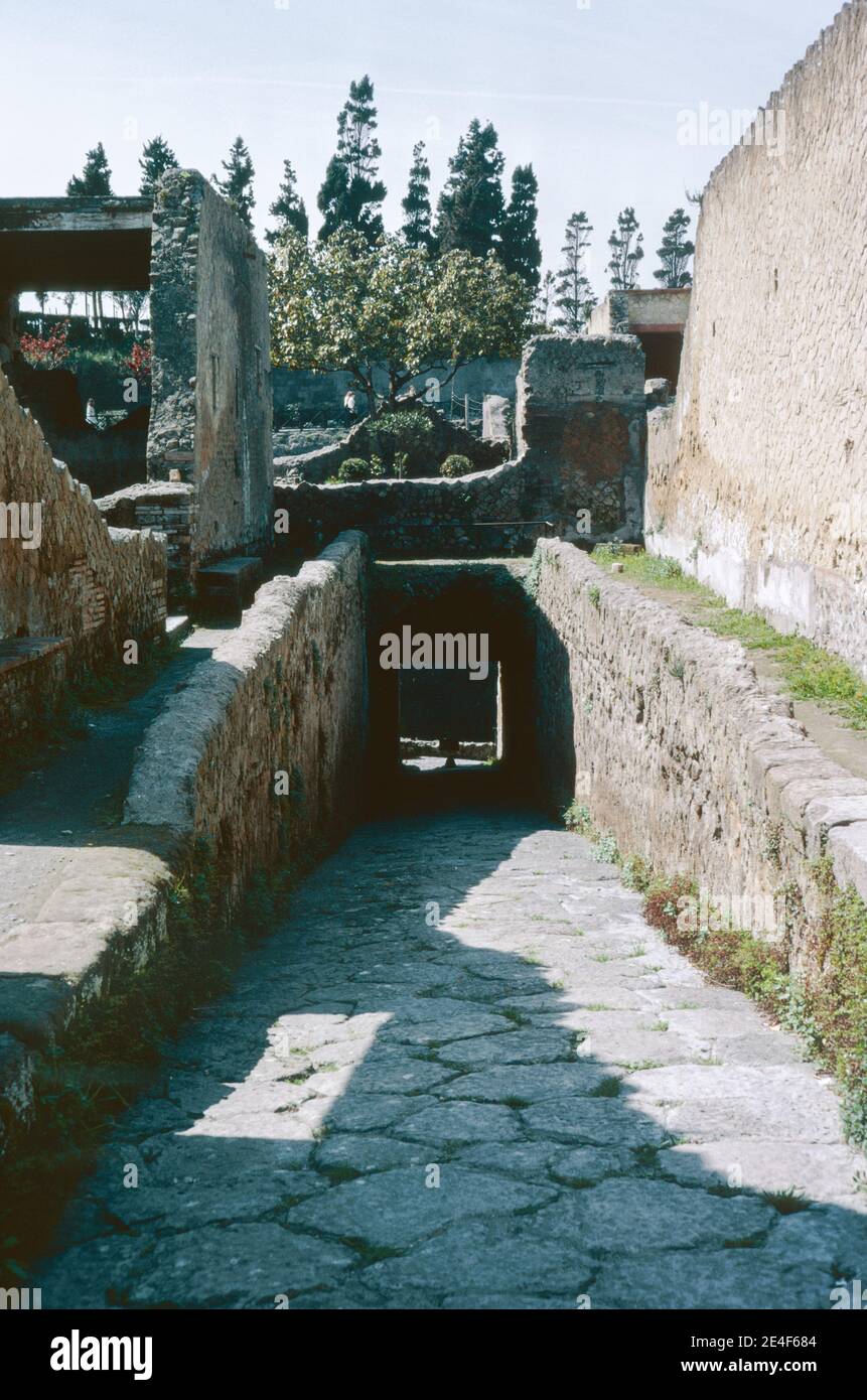 Ruines de la ville romaine Herculanum (Ercolano) en Campanie, en Italie, enterrées sous les cendres volcaniques en même temps que Pompéi. Descente de la ville à Porta Marina. Numérisation d'archivage à partir d'une lame. Avril 1970. Banque D'Images