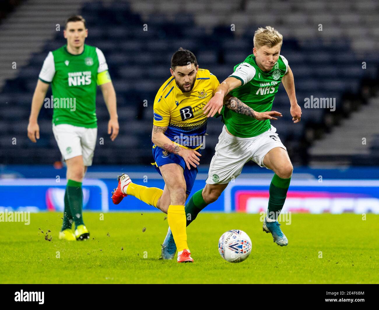 Stade Hampden Park, Glasgow, Écosse, Royaume-Uni. 23 janvier 2021 Craig Conway de St Johnstone et Josh Doig de Hibernian se disputent la possession du ballon lors de la demi-finale de la coupe Betfred contre St Johnstone et Hibernian Credit: Alan Rennie/Alay Live News Banque D'Images