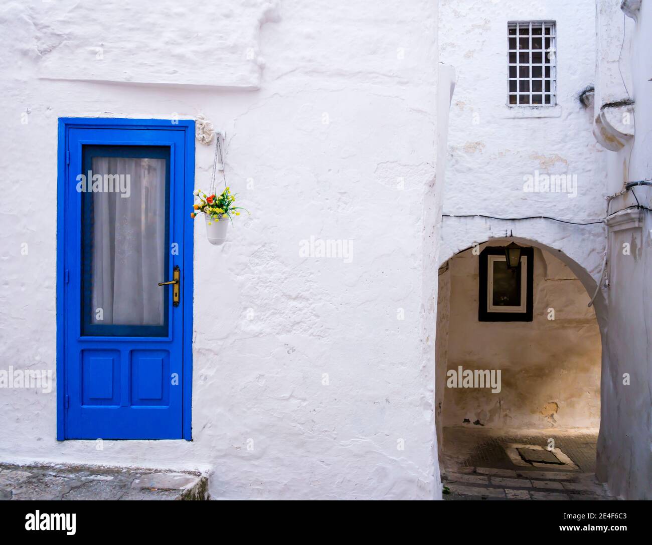 Magnifique vieille porte bleue sur une maison blanche typique, Ostuni, région des Pouilles, sud de l'Italie Banque D'Images