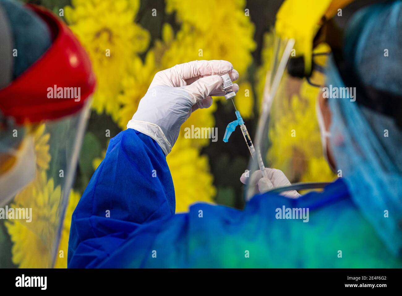 Murcie, Espagne. 27 décembre 2020. Pfizer vaccin contre le coronavirus pendant le processus de la première dose de vaccination dans les foyers de soins.ABEL F. ROS/Alamy Banque D'Images