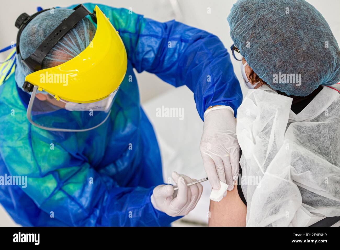Murcie, Espagne. 27 décembre 2020. Pfizer vaccin contre le coronavirus pendant le processus de la première dose de vaccination dans les foyers de soins.ABEL F. ROS/Alamy Banque D'Images