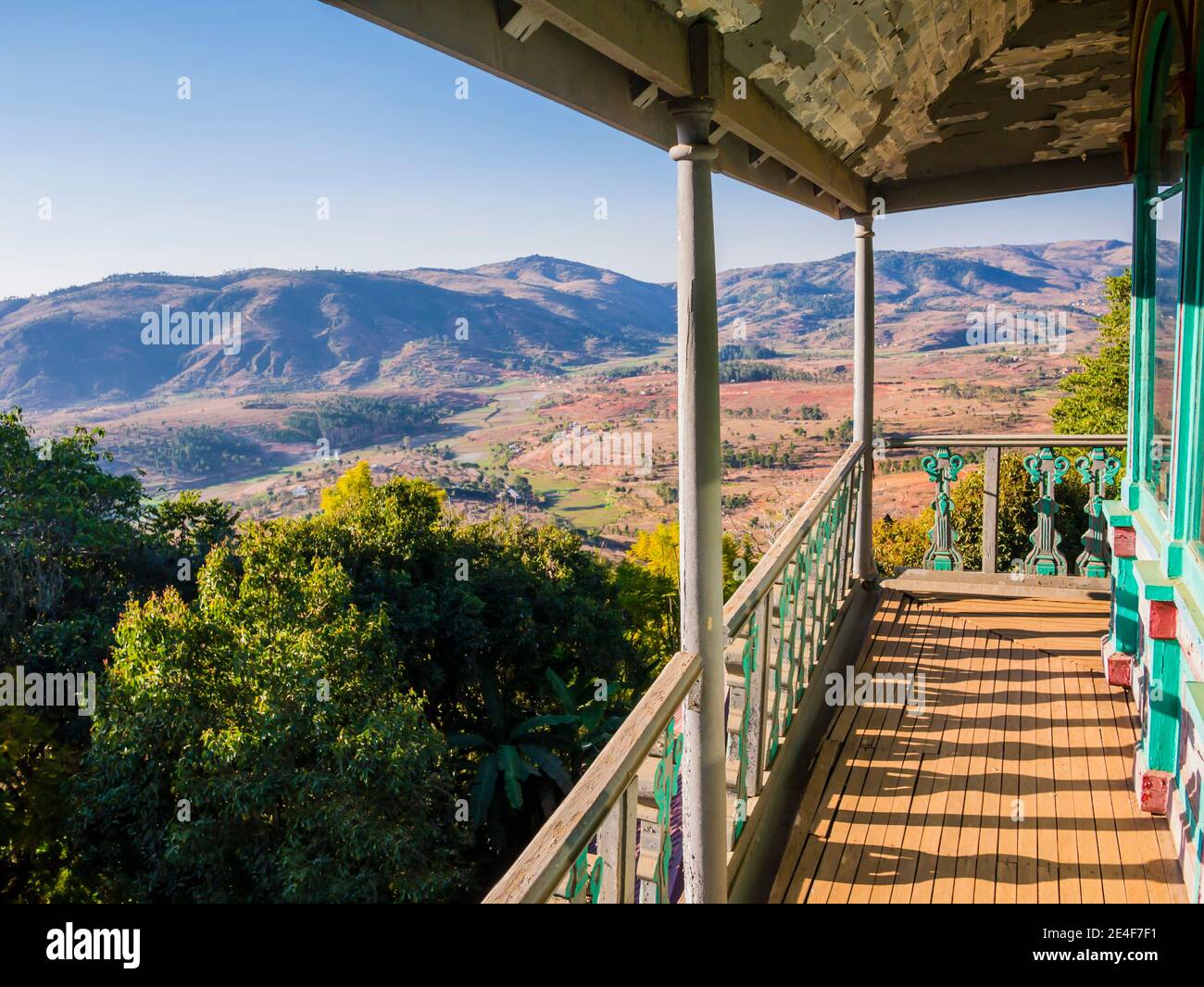 Superbe paysage vallonné depuis la salle de réunion Tranofitaratra, Ambohimanga, Madagascar Banque D'Images