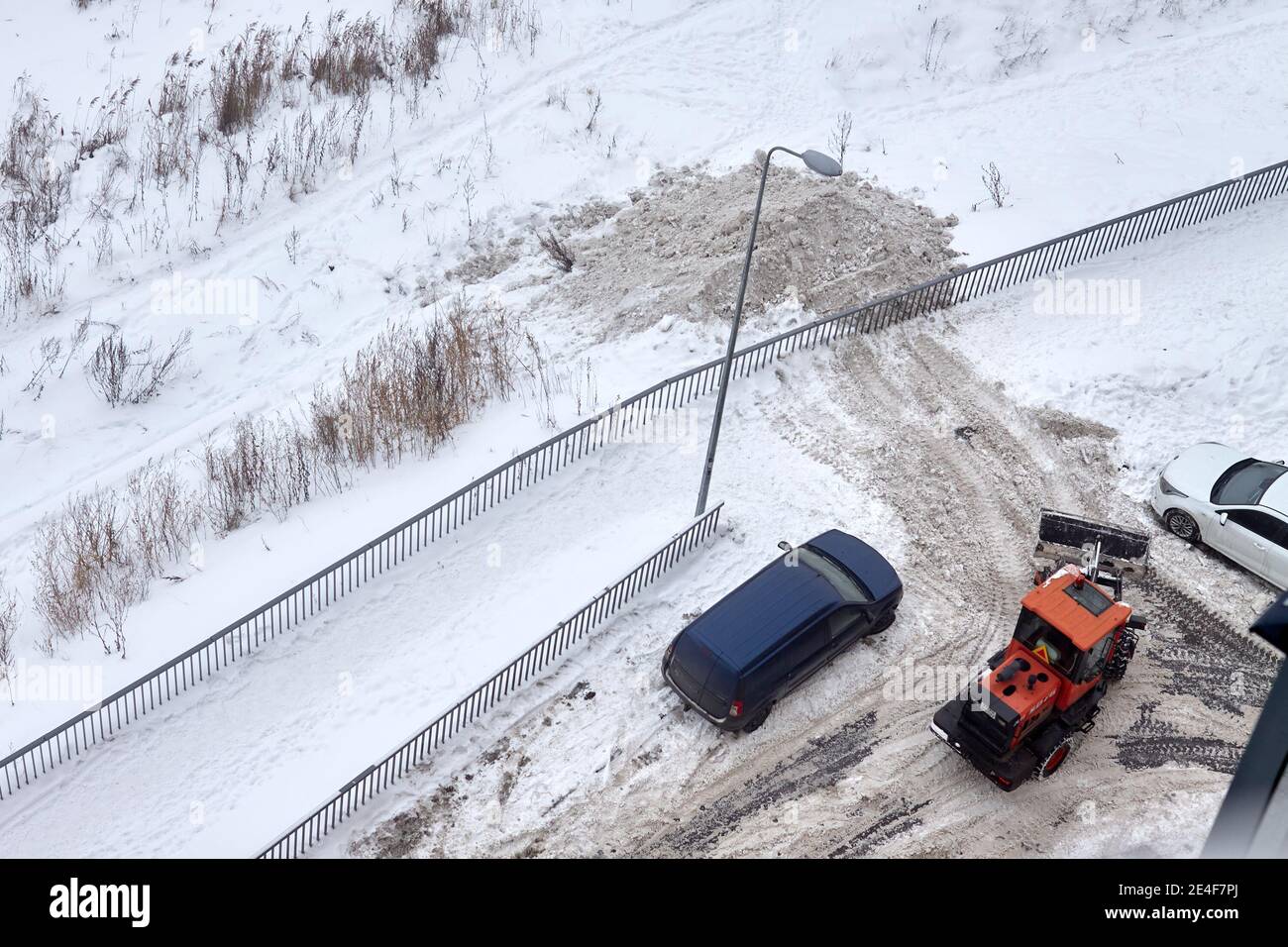 Vue de dessus d'une machine déneigement sur une route à proximité autres voitures Banque D'Images